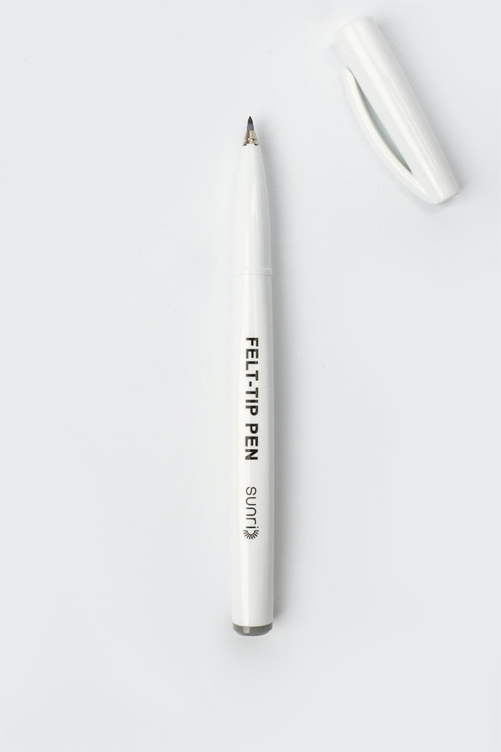 	3.	single white felt-tip pen with cap placed above pen
