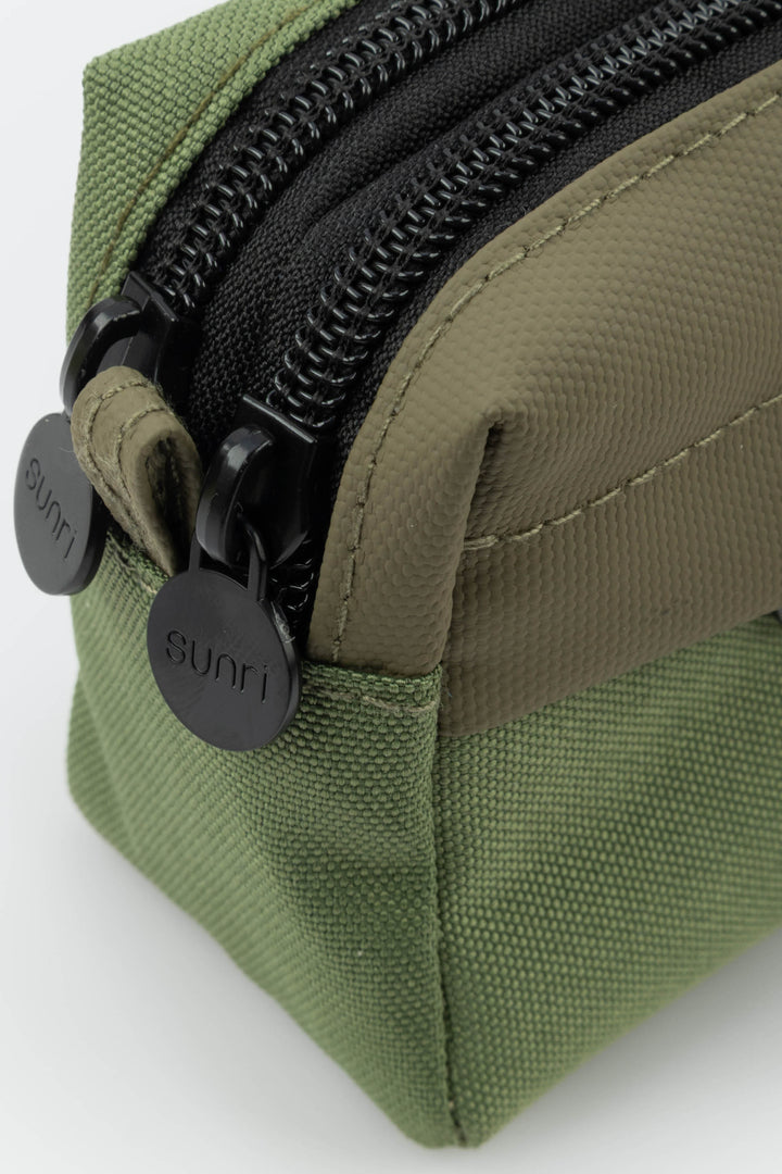 Green pouch with black zippers and 'sunri' branding on a white background