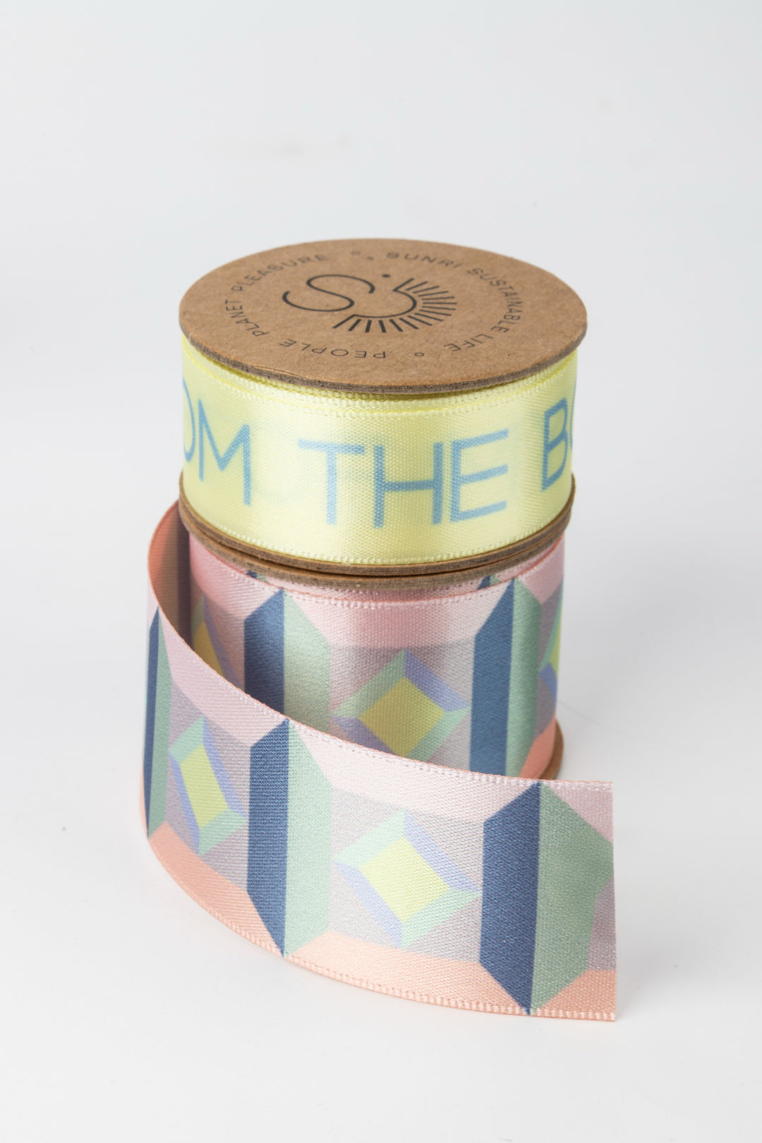 Geometric patterned ribbon spool